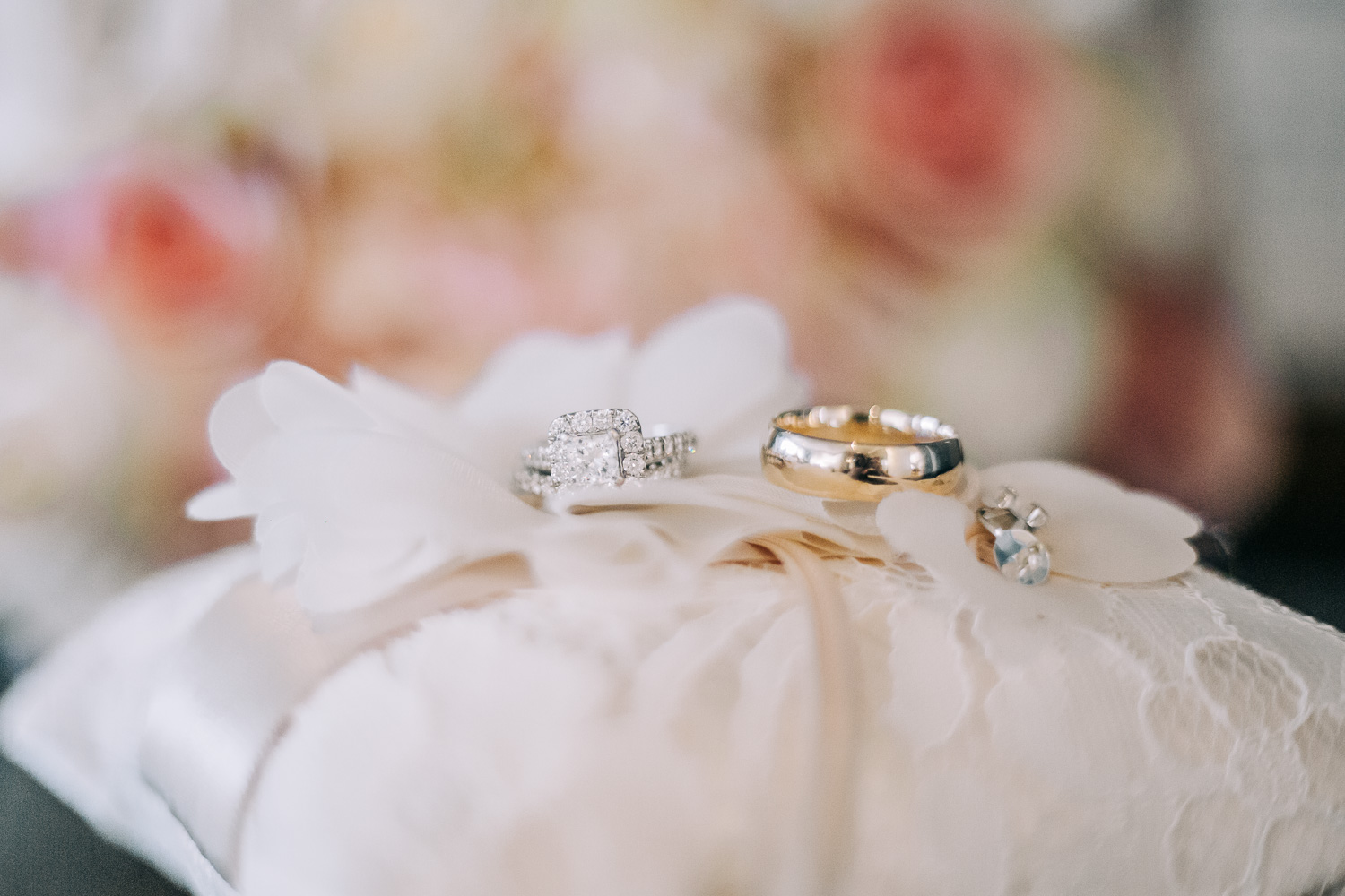 tucson-wedding-photographer---wedding-detail-shots---wedding-detail-photos---detail-shots---detail-photos---rings---wedding-rings---wedding-bands